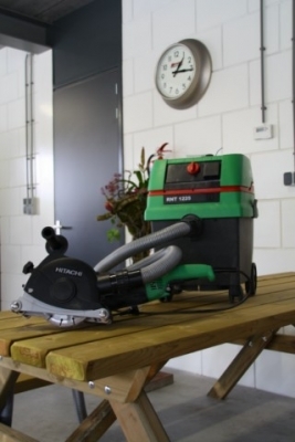 Hitachi Sleuvenfrees met stofzuiger
